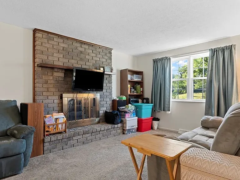 575 Fairfield Dr — Photo 3