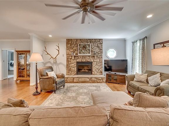 2nd image of 9451 Laurel Ln