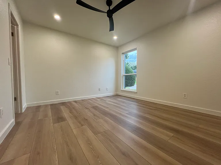 601 N Riverside Dr — Photo 22