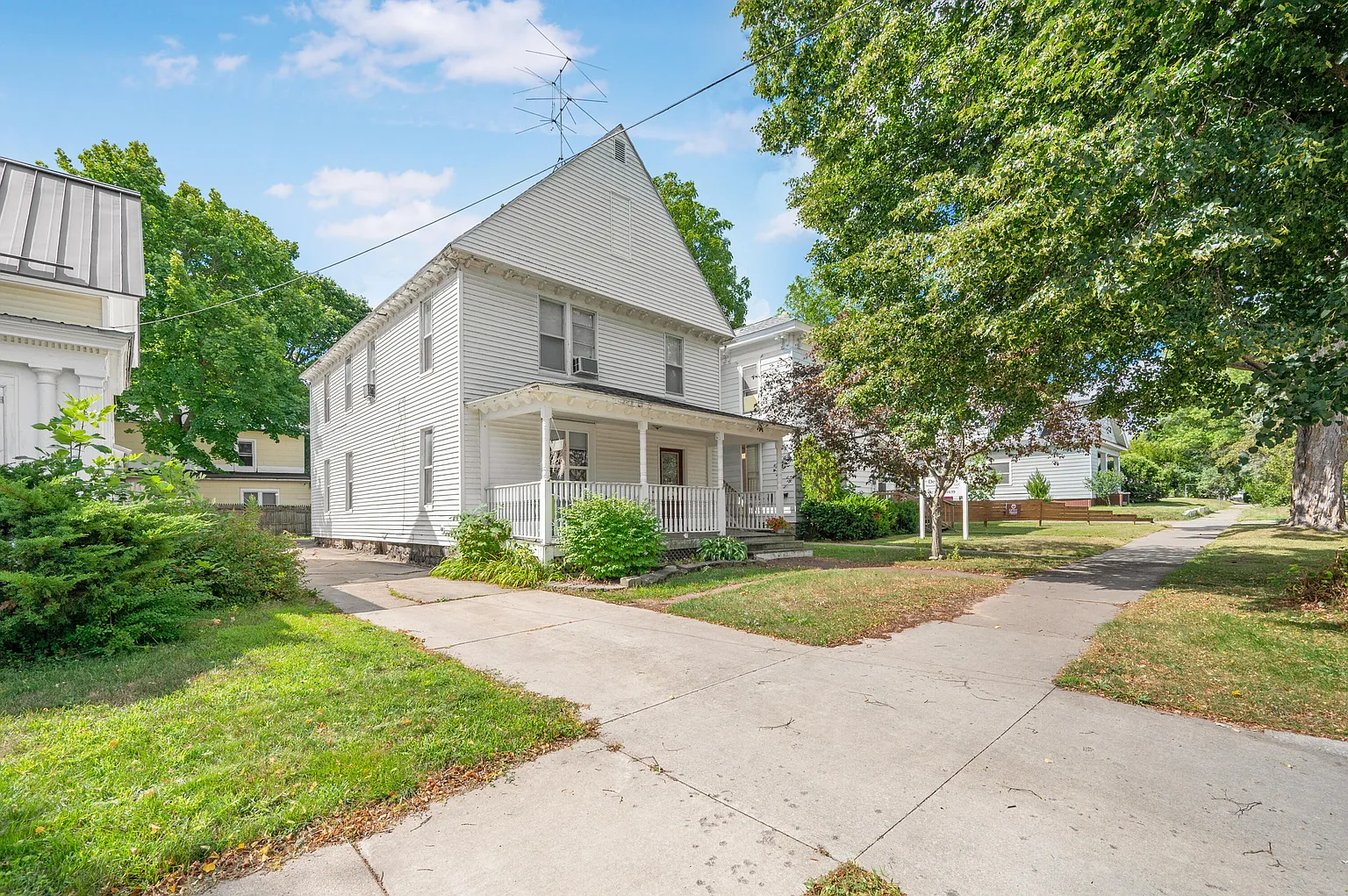 420 Linden St photo 1