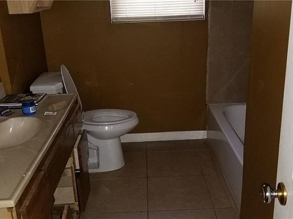 5th image of 815 N Lacy Dr