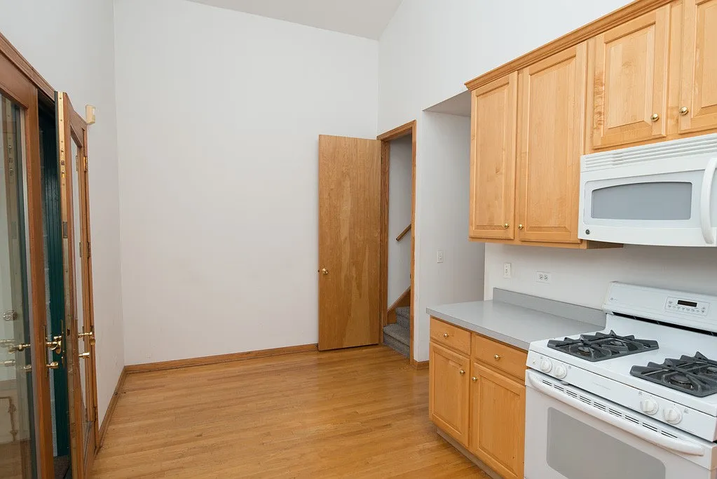 Appealing 3 Bed, 3 Bath at Diversey + Wolcott (Roscoe Village) — Photo 4