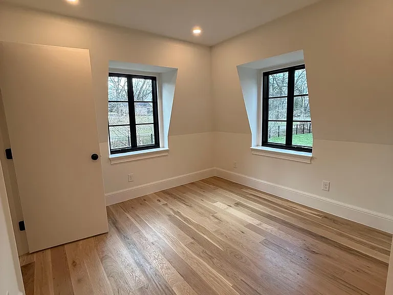 110 Lynnwood Blvd — Photo 18