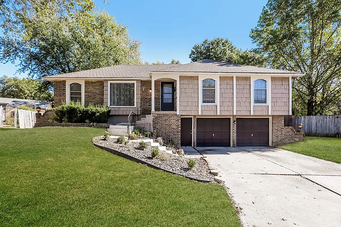 7912 Southview Dr — Photo 1