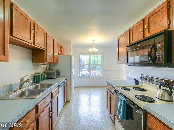 4th image of 6 Tall Oaks Ct