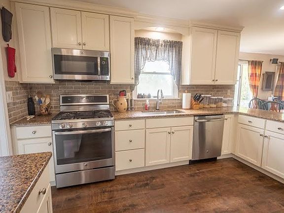 4th image of 184 Tewksbury Ct