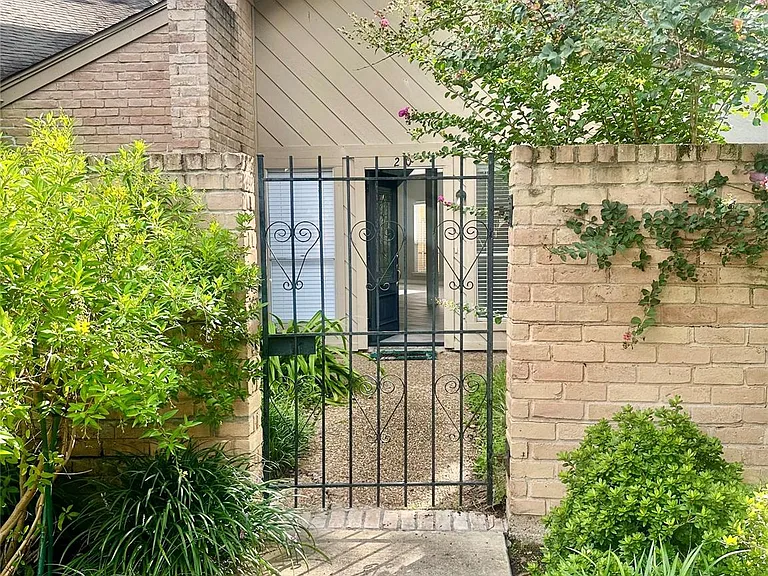 12625 Memorial Dr #20 — Photo 1