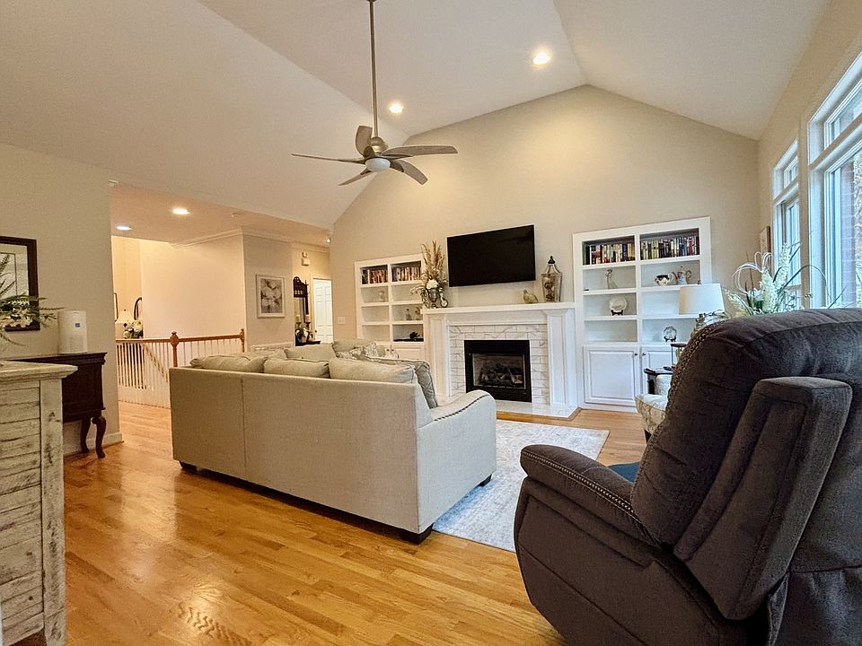 10th image of 498 Dearman St