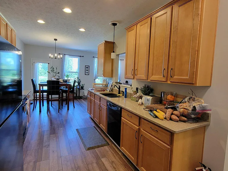 Kitchen uppers and lowers offering plenty of storage. Dimmable lightings.