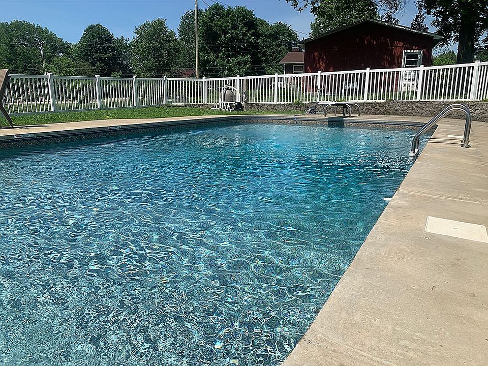 2nd image of 815 Sand Hill Rd