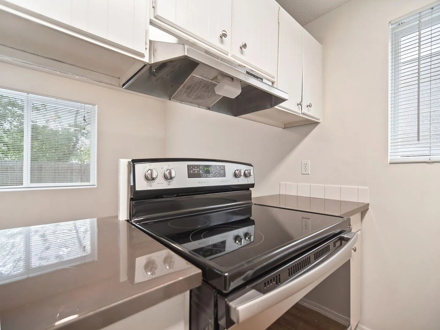 Renovated 1bd/1ba Millwood Apartment | A/C | Covered Parking | Pet Friendly | Avail 9/1/26 — Photo 3