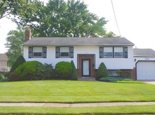 204 Hobart Dr, Laurel Springs, NJ 08021