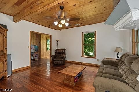 5th image of 18 Morris Farm Rd