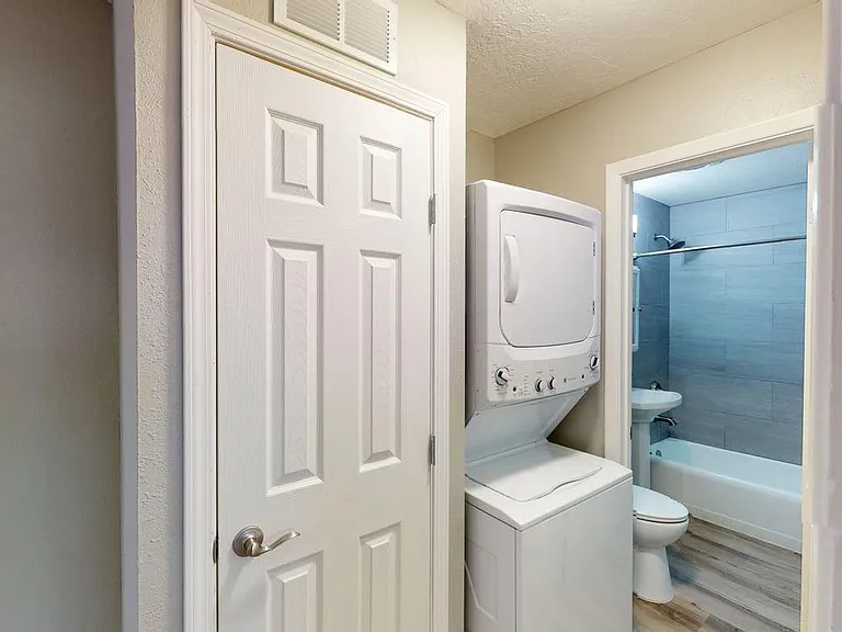 Contemporary, Loaded 2 Bed 2 Bath Apartment on Conchas Park — Photo 29