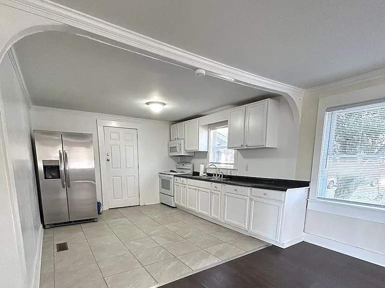 1212 Fisher St — Photo 3
