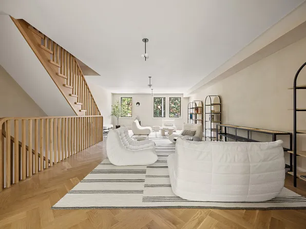 966 Bergen Street image 10 of 34