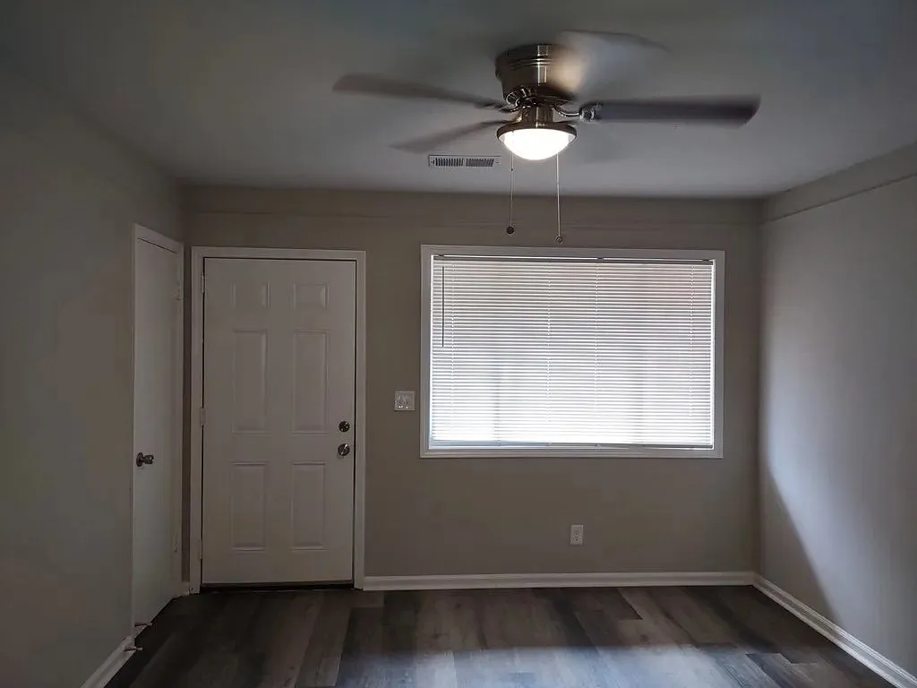 3 bed, 1.0 bath, 1185 sqft, $1,075 — Photo 2