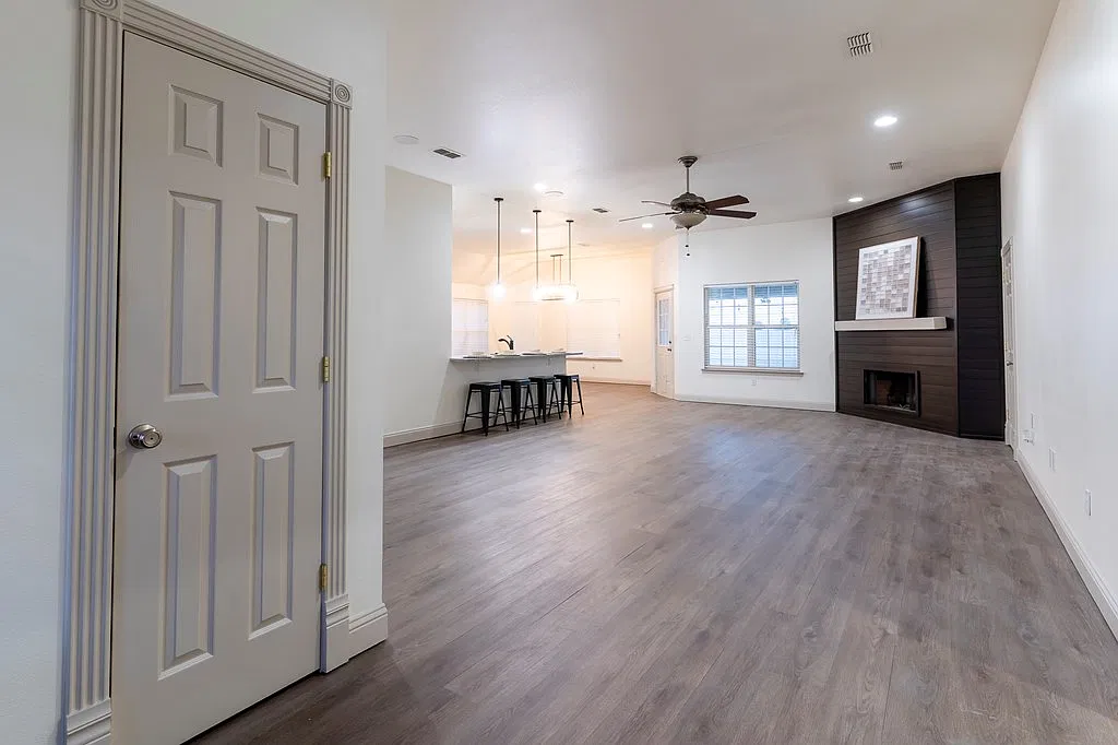 3 bed, 2.0 bath, 2160 sqft, $3,000 — Photo 2