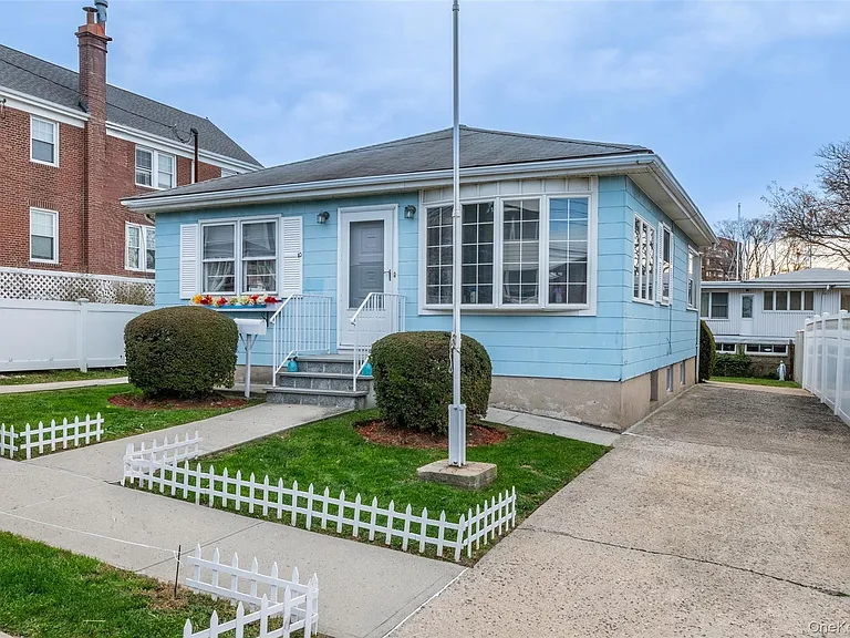 10 Pell Pl — Photo 2
