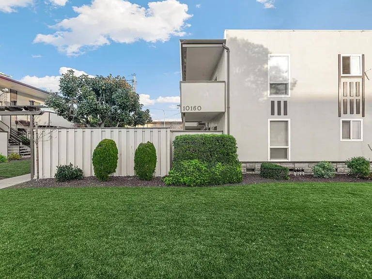10160-10162 Park Cir E — Photo 1