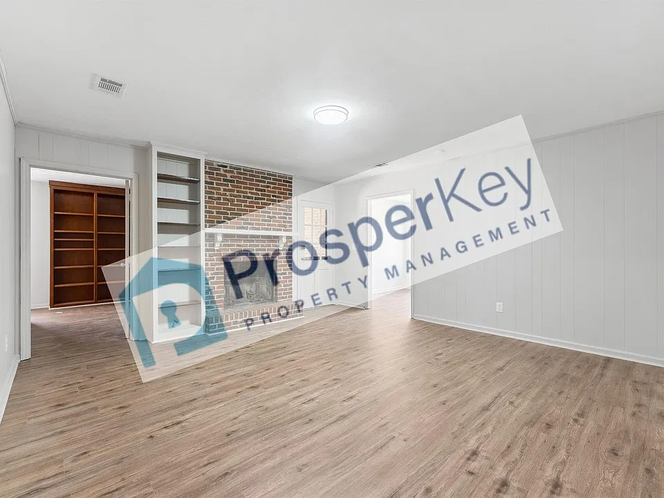 4924 Roxbury Dr