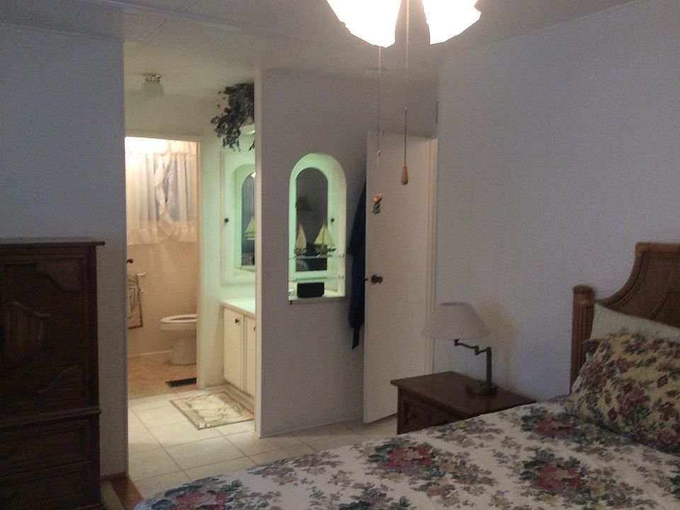 bath  2 off master bedroom 