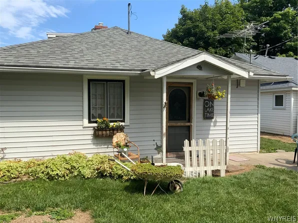11261 Shadigee Ln, Lyndonville, NY 14098