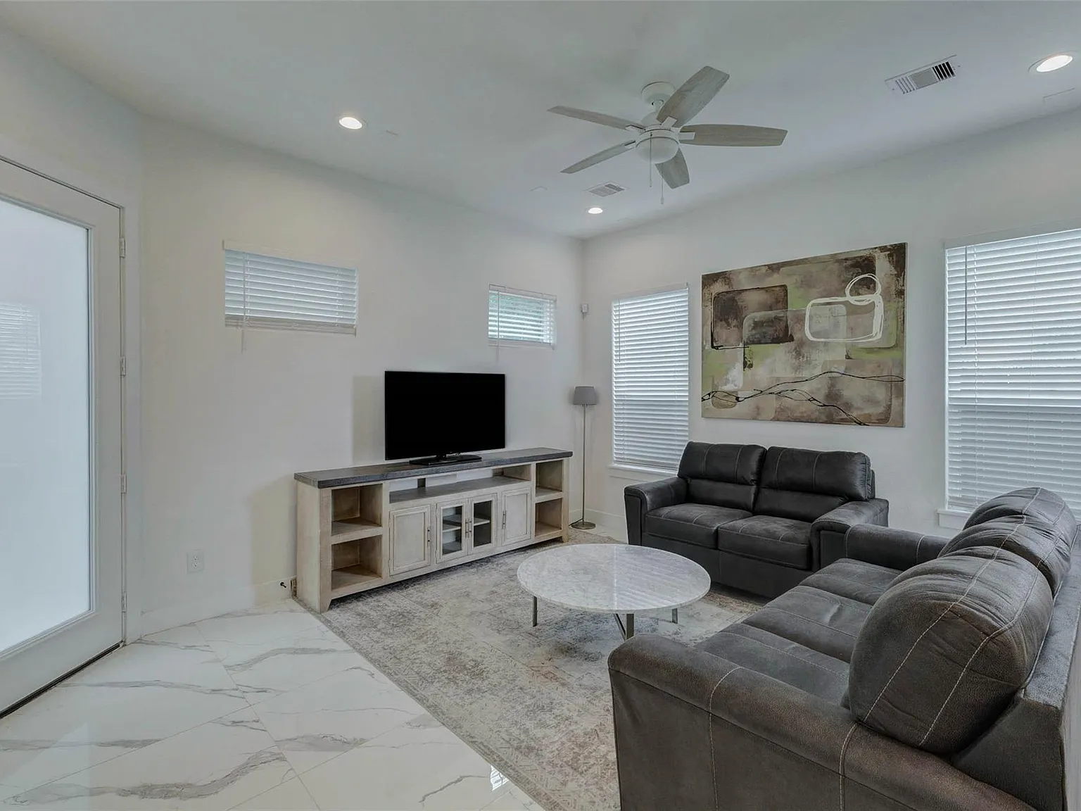 3 bed, 2.5 bath, 1927 sqft, $2,500 — Photo 1