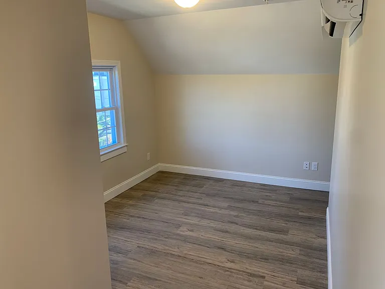 129 Kenoza Ave — Photo 22