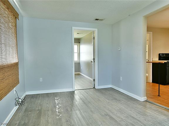 5th image of 190 Meadowbrook Ave