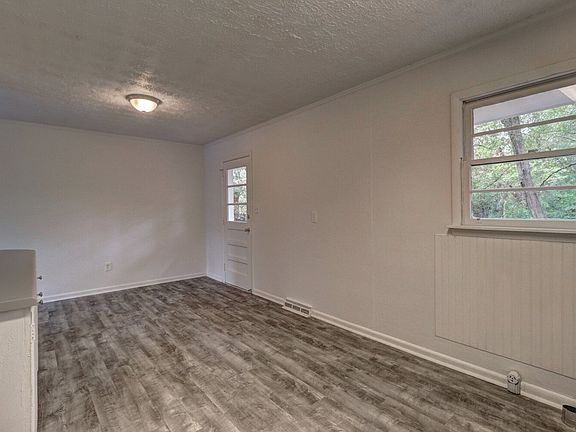 5th image of 992 Locust Dr NE