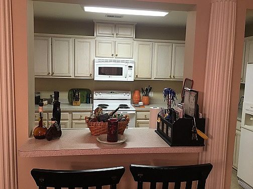 Kitchen Bar/Pass Thru