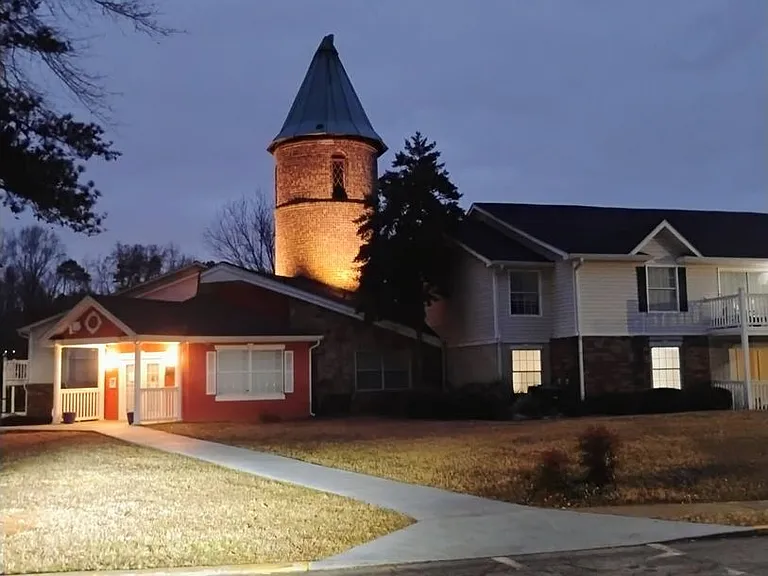 Castle Creek Apartments: Welcome Home to Comfort and Premier Living in Decatur, GA — Photo 18