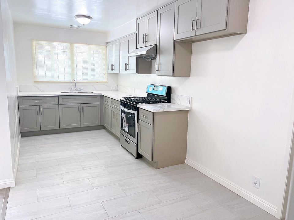 Kitchen approximately 7.5 ft x 16 ft