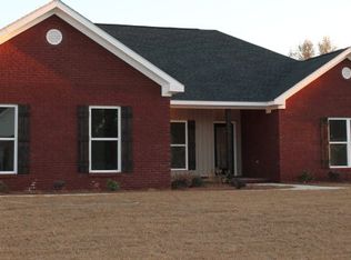 209 Azalea Ln, Headland, AL 36345