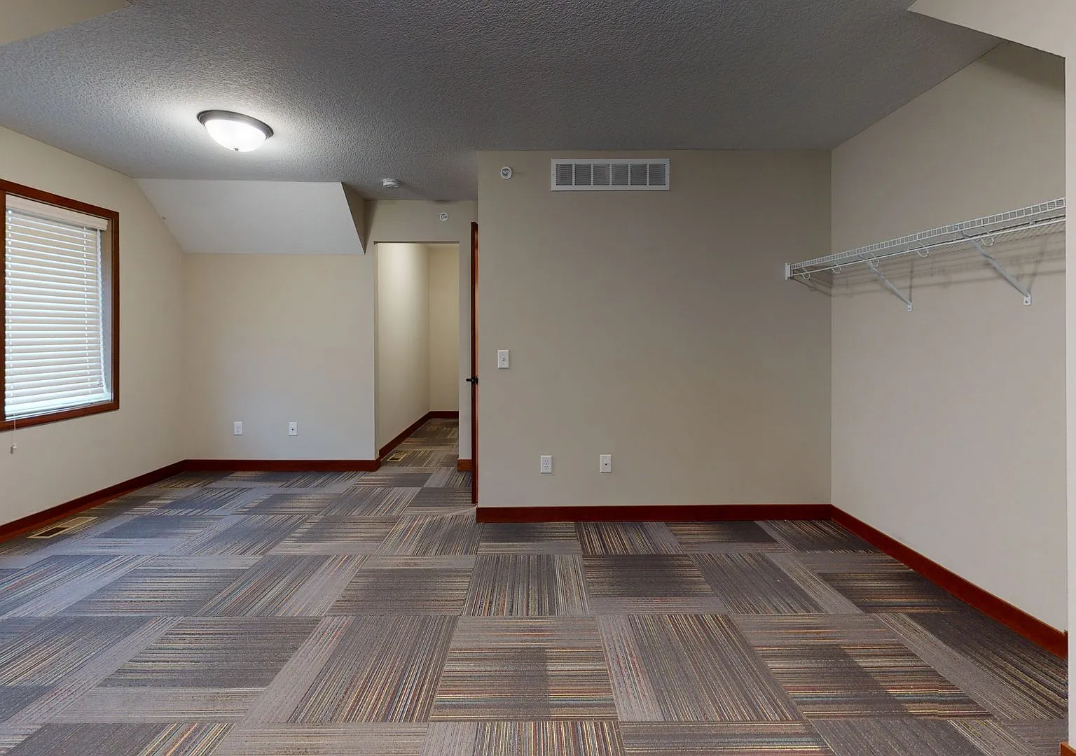 915 7th St SE — Photo 2