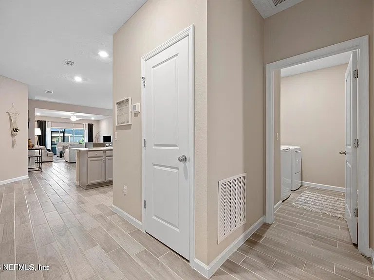 1780 Amberly Dr — Photo 9