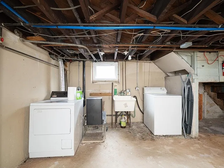 351 Somerset St — Photo 11
