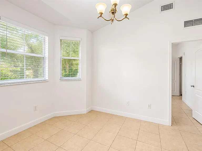 1652 SE 28th St #200 — Photo 10