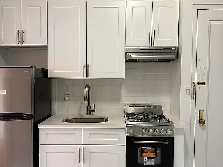 129 Perry St #4C — Photo 5