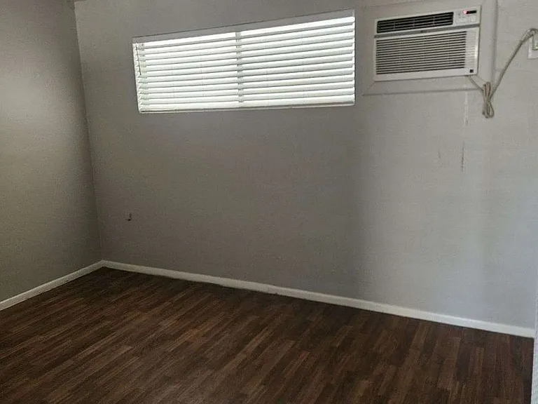 302 W Medlock Dr #8 — Photo 5