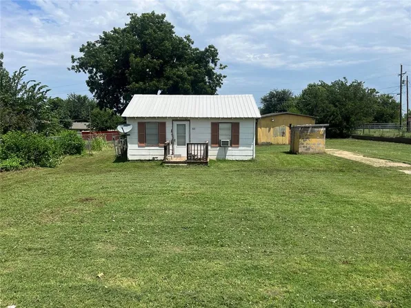 319 E 1st St, Carnegie, OK 73015