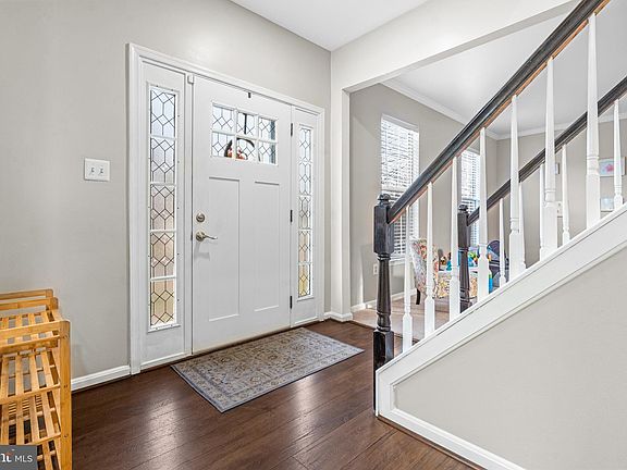 4th image of 34 Westhampton Ct