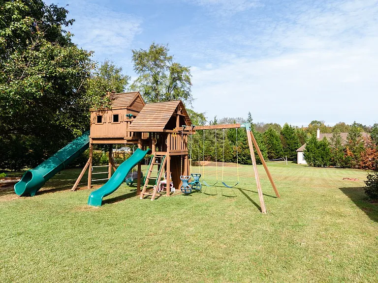 111 Roundstone Dr — Photo 23