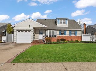 7 Cheshire Rd, Bethpage, NY 11714