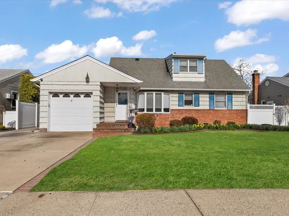 7 Cheshire Rd, Bethpage, NY 11714