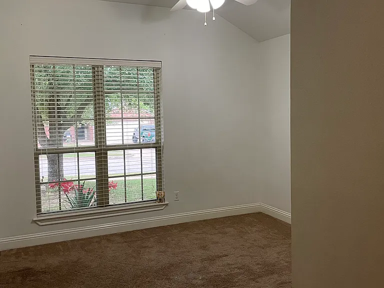 660 Spencer Ln — Photo 13