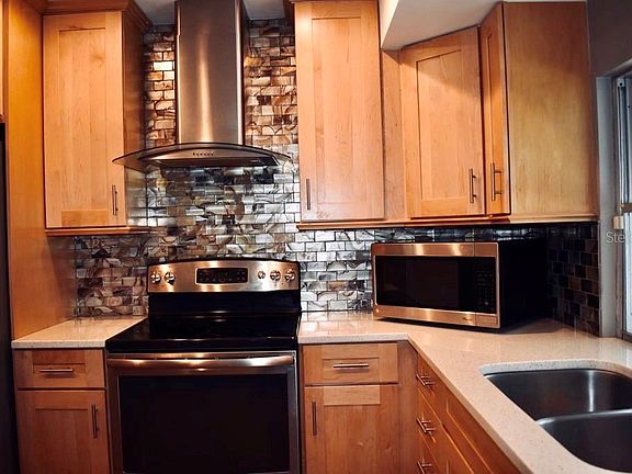 3rd image of 3209 Oxford Dr W