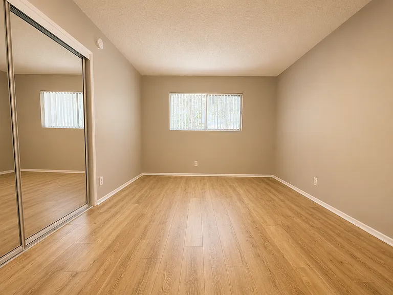 Hollywood Colony — Photo 20