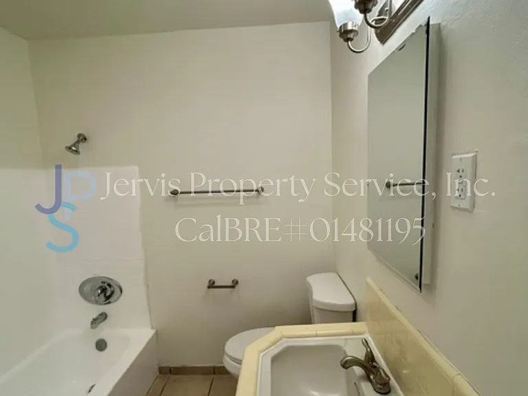 5523 Gardendale St #D — Photo 2